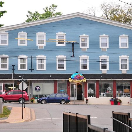 Smugglers Cove Inn Lunenburg Exteriör bild