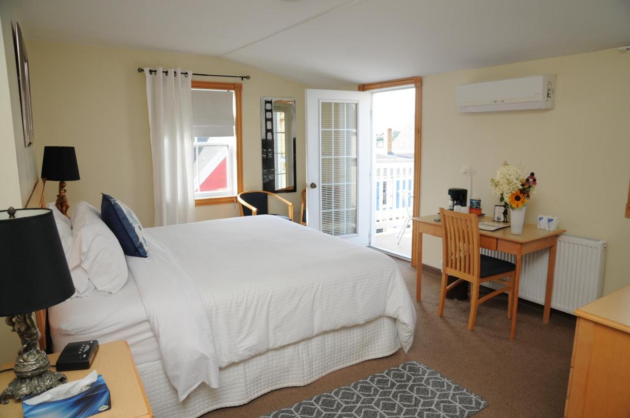Smugglers Cove Inn Lunenburg Exteriör bild