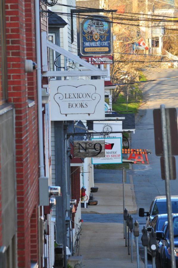 Smugglers Cove Inn Lunenburg Exteriör bild