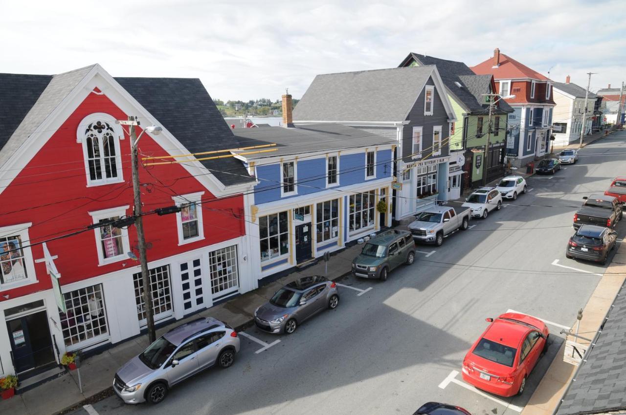 Smugglers Cove Inn Lunenburg Exteriör bild
