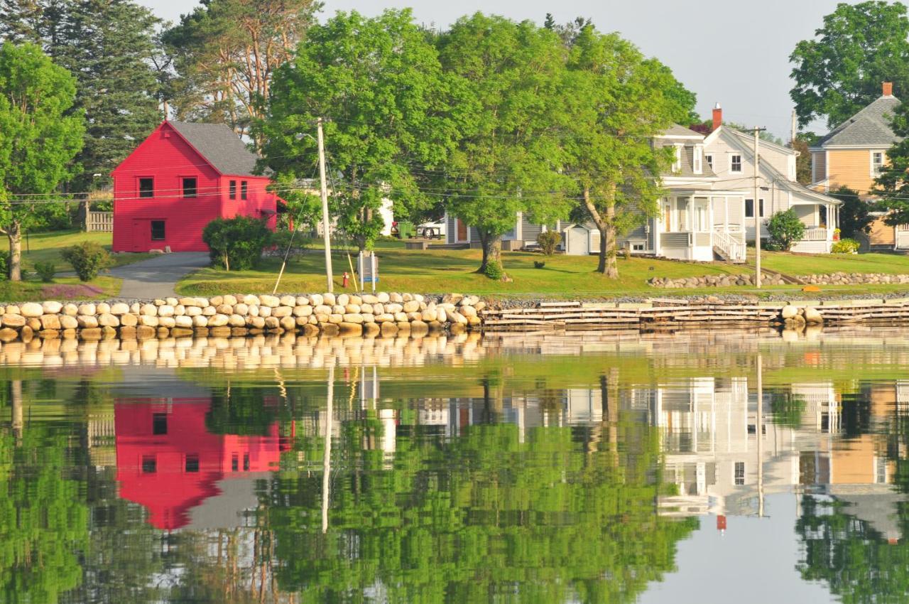 Smugglers Cove Inn Lunenburg Exteriör bild