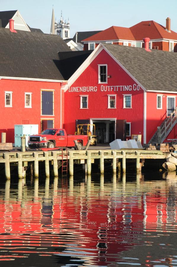 Smugglers Cove Inn Lunenburg Exteriör bild