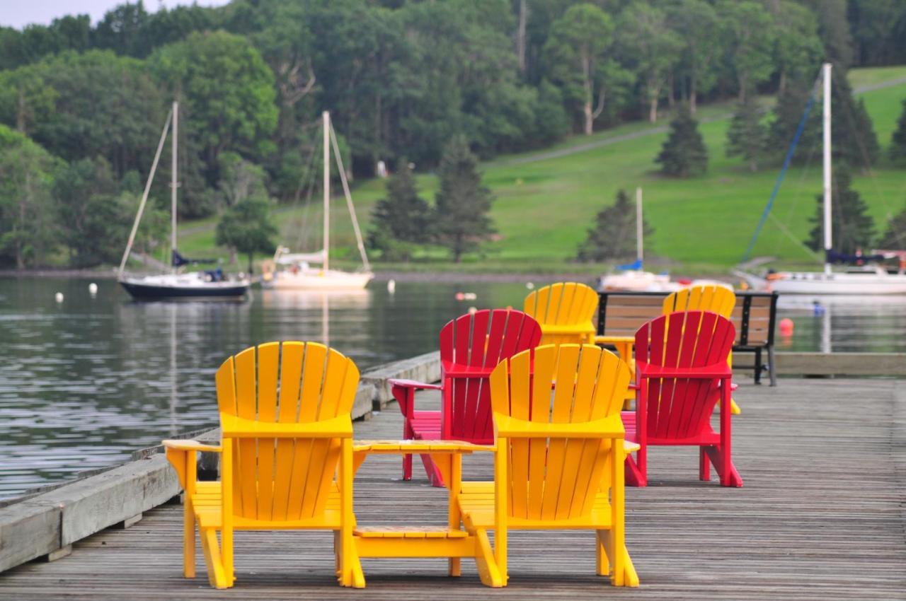 Smugglers Cove Inn Lunenburg Exteriör bild